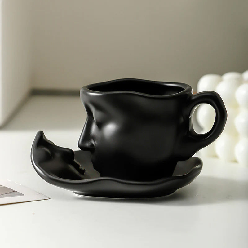 Metall berührendes Gesicht, kreative Keramik-Kuss-Kaffeetasse