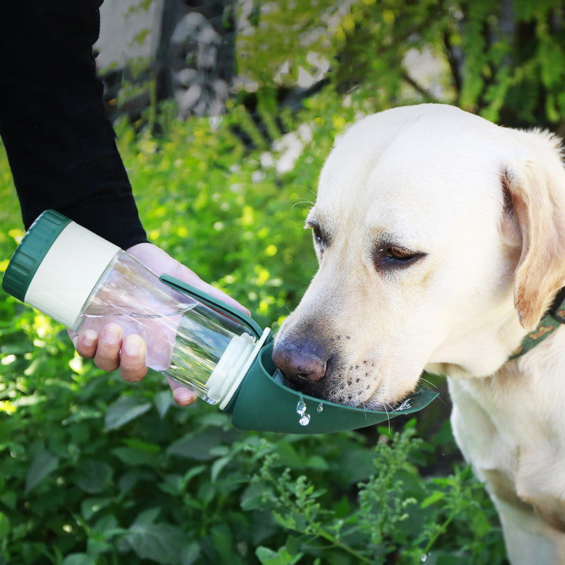 Wasser- und Futternapf für Haustiere im Freien