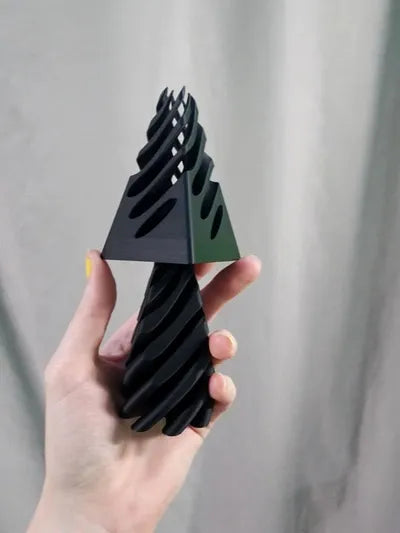 Unmögliche Pyramidendurchgangsskulptur