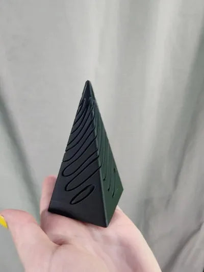 Unmögliche Pyramidendurchgangsskulptur