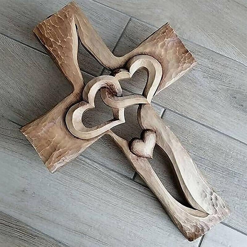 Herzförmig geschnitztes Holzkreuz