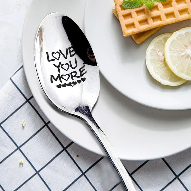 Löffel mit „Love You More“-Gravur
