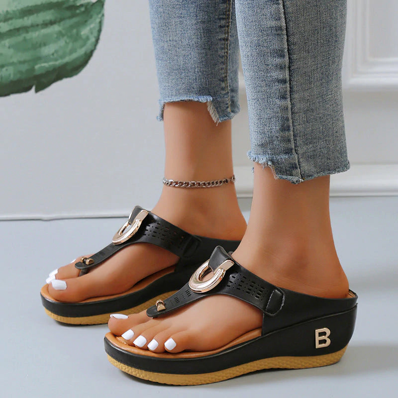 Trendige Strandsandalen für den Sommer